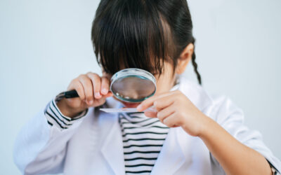 ragazze-che-fanno-esperimenti-scientifici-in-laboratorio-messa-a-fuoco-selettiva